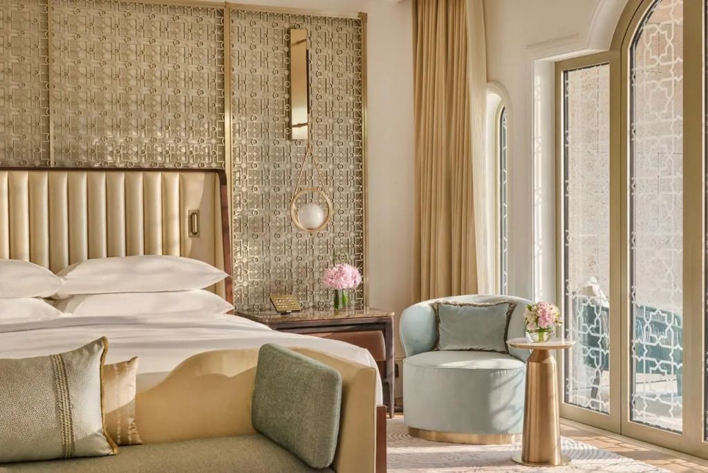 Deluxe Zimmer mit gemütlichem Sessel und stilvollen Möbeln nahe Balkon