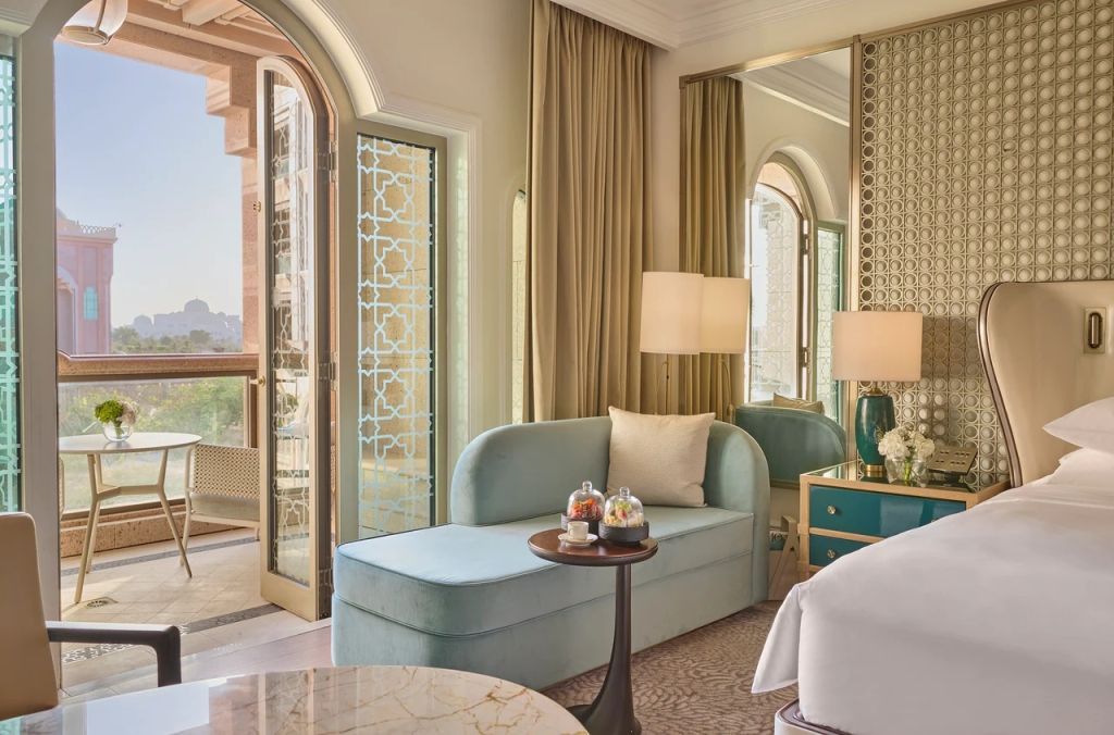 Tagesliege im Deluxe Zimmer mit Tür zum Balkon und stilvollem Dekor