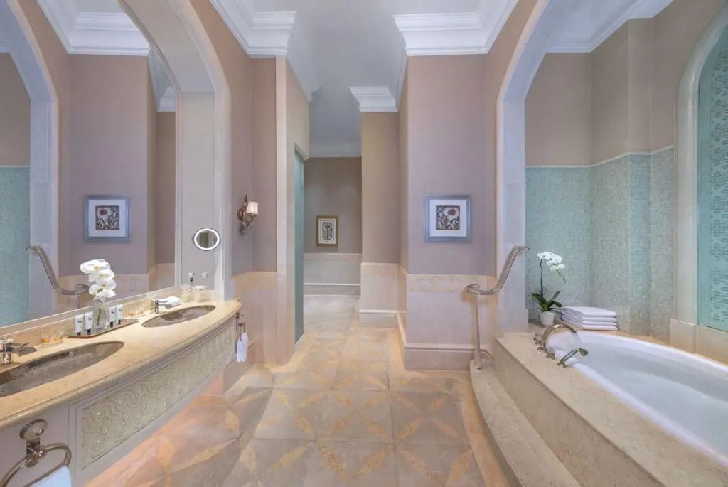 Luxuriöses Badezimmer der Deluxe Palace Suite mit eleganter Badewanne und Doppelwaschbecken