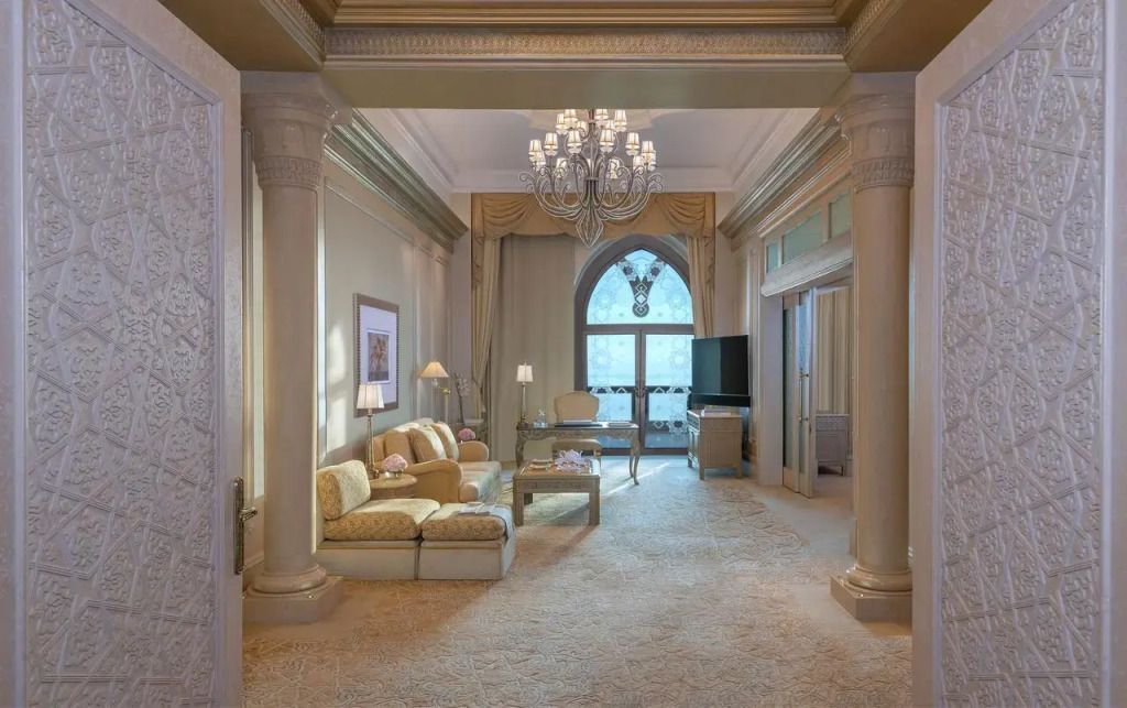 Geräumiges Wohnzimmer der Deluxe Palace Suite im Emirates Palace mit opulenter Einrichtung