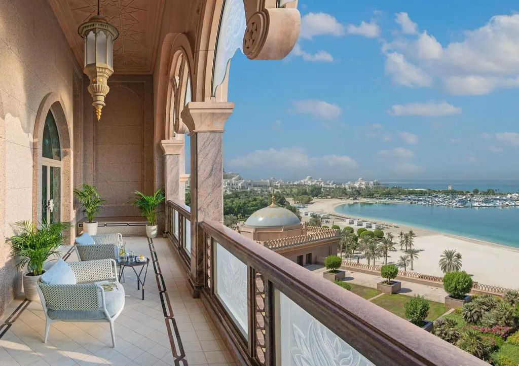 Balkon der Deluxe Palace Suite mit atemberaubendem Blick auf Strand und Meer