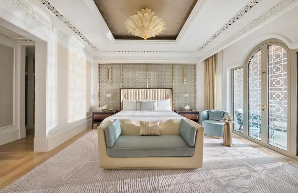 Elegantes Schlafzimmer einer Suite mit Doppelbett und stilvollen Möbeln.