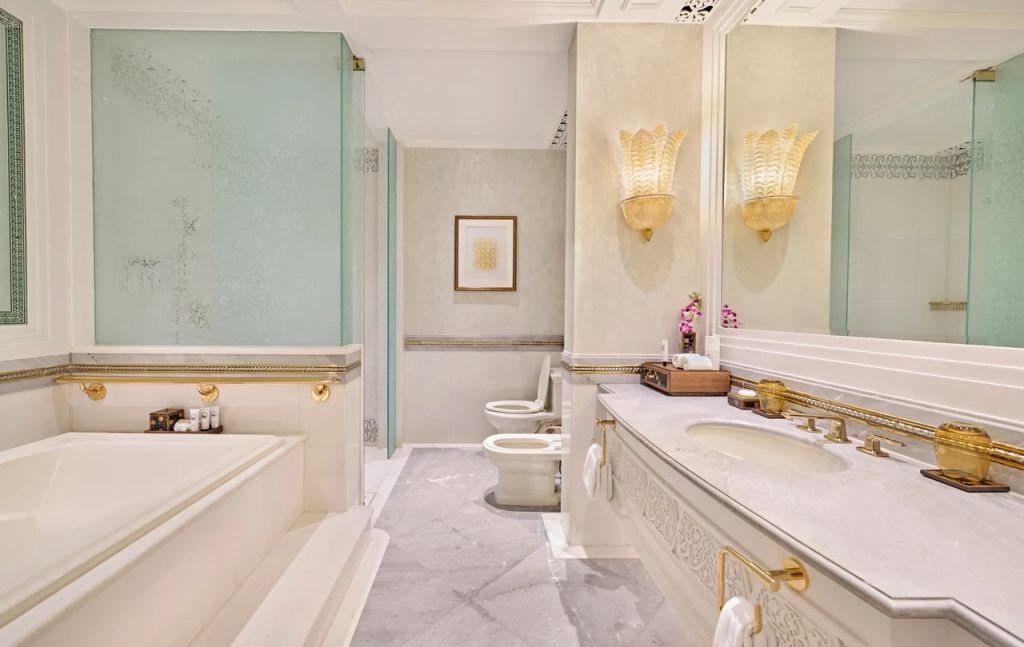 Luxuriöses Badezimmer mit goldenen Akzenten und eleganten Armaturen.
