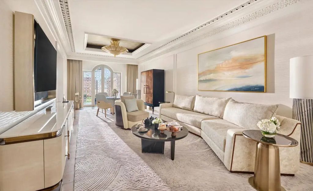 Wohnbereich in Suite mit eleganter Einrichtung und Zugang zu Terrasse.