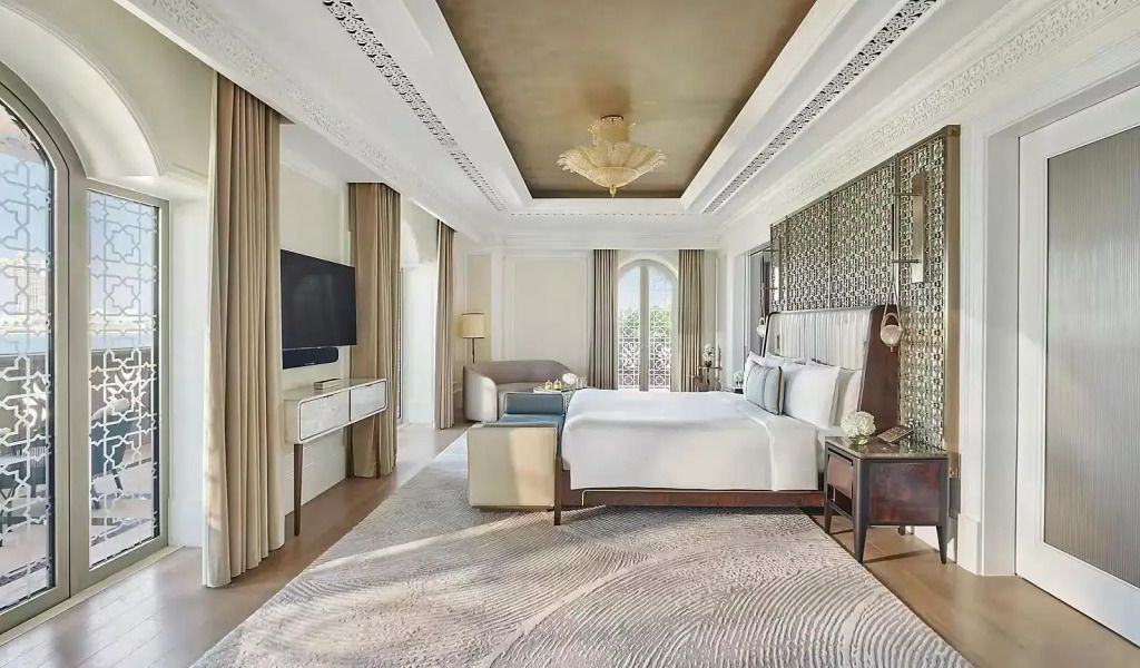 Helles, elegantes Schlafzimmer mit Doppelbett und Meerblick