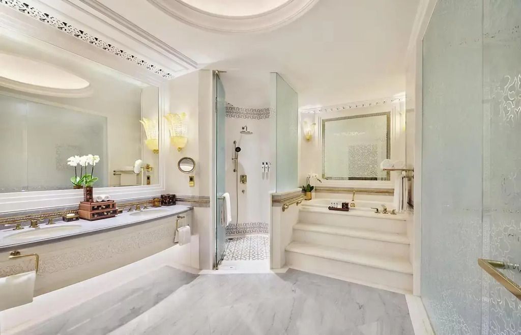 Luxuriöses Badezimmer mit Dusche und Badewanne, helles Design