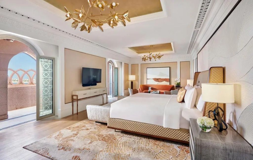 Luxuriös eingerichtete Suite mit großem Doppelbett und eleganter Beleuchtung