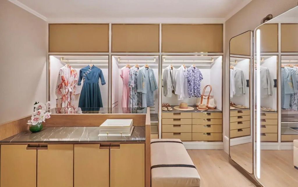 Begehbarer Kleiderschrank mit hängender eleganter Kleidung