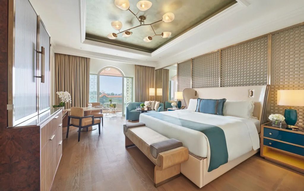 Helles Zimmer mit Doppelbett und luxuriöser Ausstattung