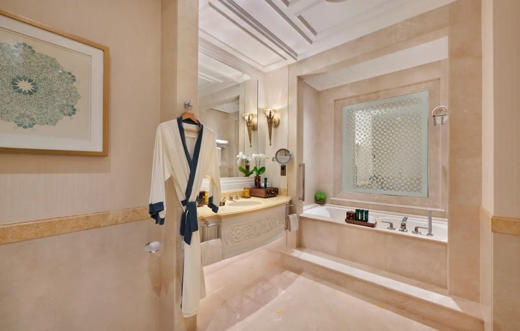 Luxuriöses Badezimmer mit Badewanne und Bademantel