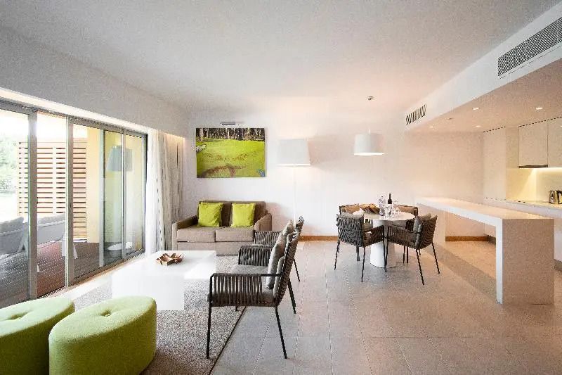 Offener Wohnbereich im Apartment mit moderner Einrichtung und Essbereich