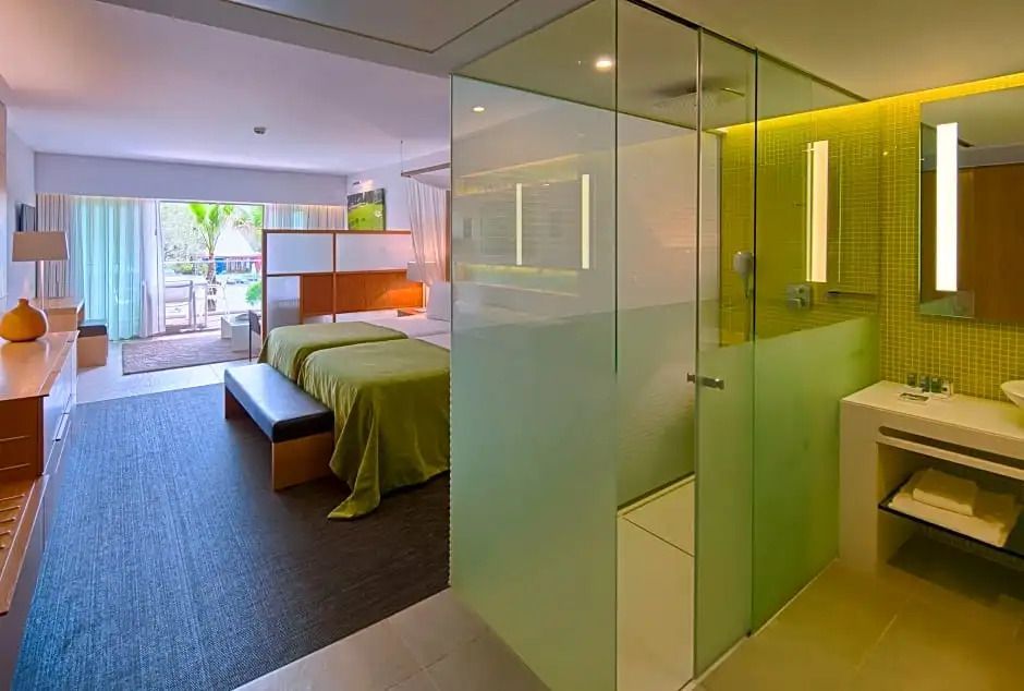 Zeitgenössisches Hotelzimmer mit Glaswandbad und Bett