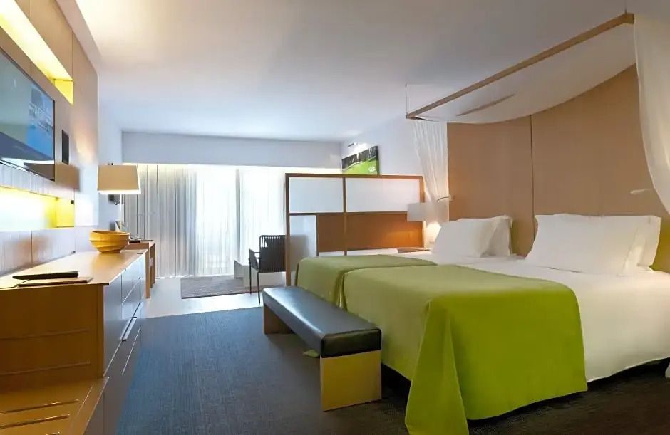 Geräumiges Schlafzimmer mit Doppelbett und moderner Einrichtung