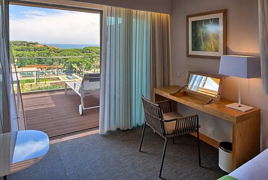 Arbeitsplatz im Zimmer mit Balkon und Meerblick, stilvolle Einrichtung
