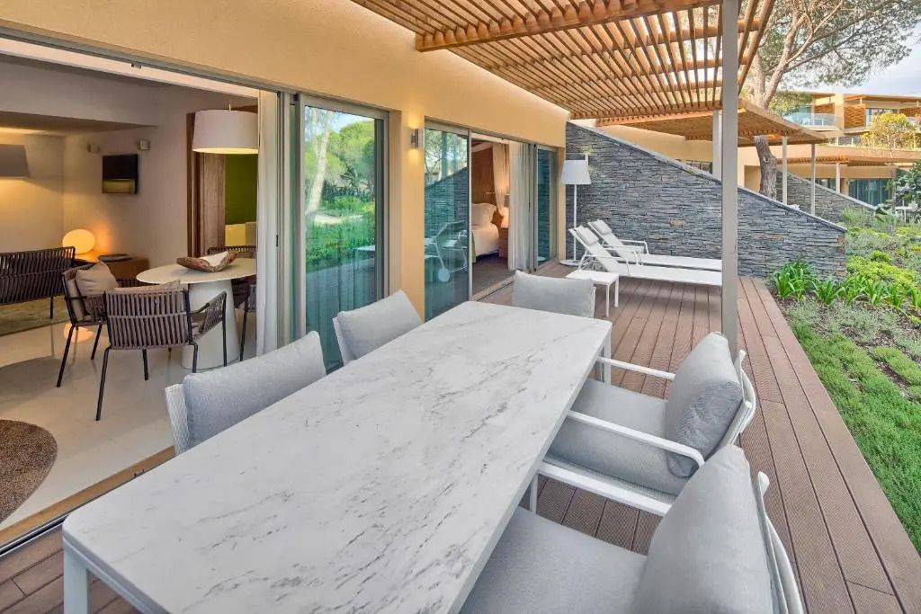 Essbereich auf der Terrasse der Deluxe Suite mit stilvollen Möbeln