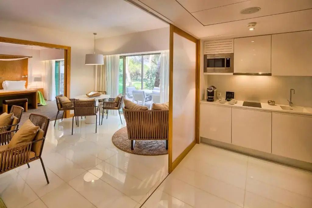 Offener Wohnbereich mit Küche und Essplatz in der Deluxe Suite
