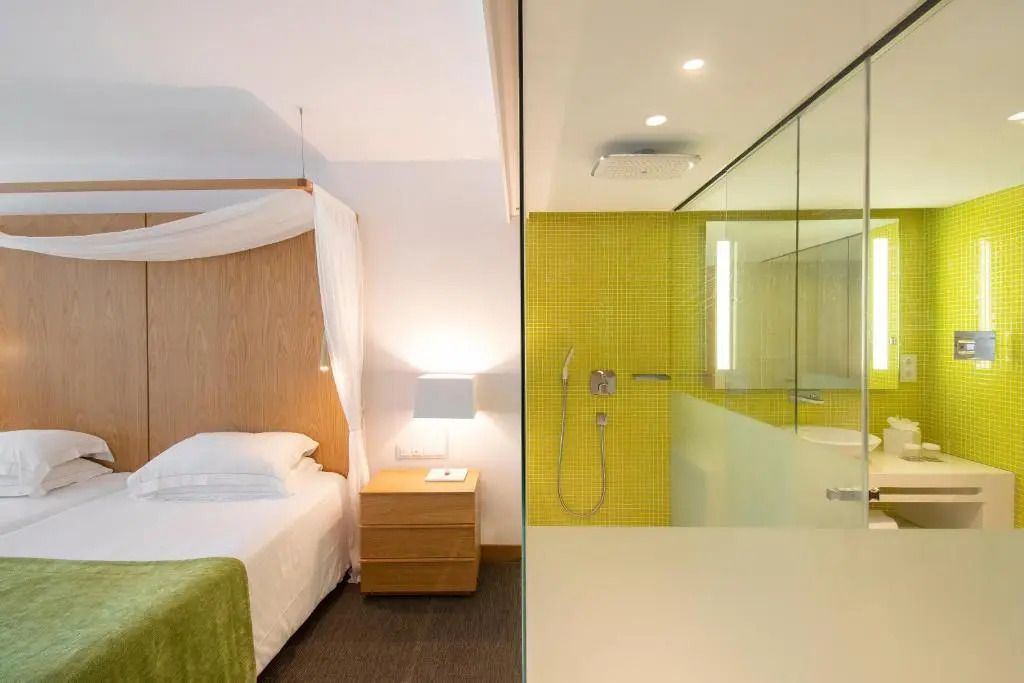 Blick in eine Junior-Suite, moderne Regendusche und hochwertiges Design.