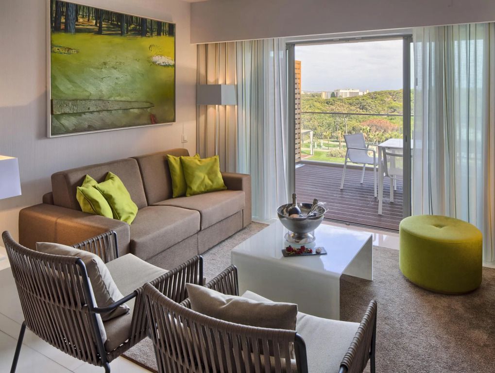 Junior-Suite mit modernem Design und privatem Balkon im Epic Sana Algarve