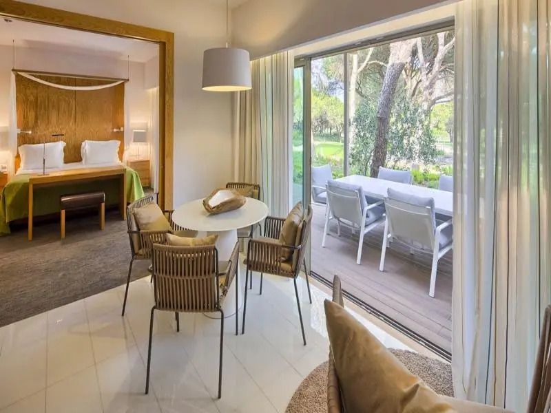 Sitzbereich eines Hotelzimmers mit Blick auf eine private Terrasse im Epic Sana Algarve