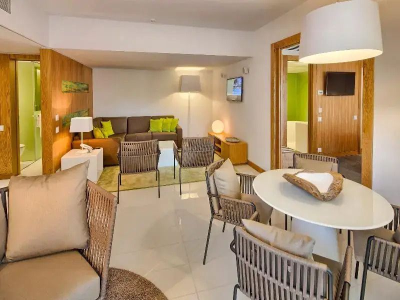 Moderne Suite mit stilvoller Sitzecke und heller Einrichtung im Hotel Epic Sana Algarve