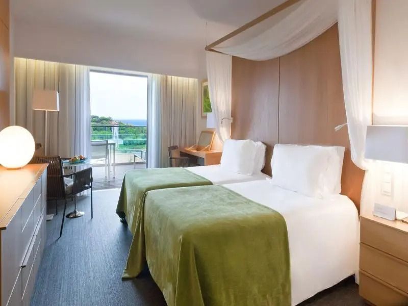 Hotelzimmer mit zwei Einzelbetten und Balkon mit Meerblick im Epic Sana Algarve