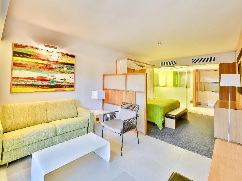 Helles Studio-Zimmer mit Sitzecke und modernem Design im Epic Sana Algarve