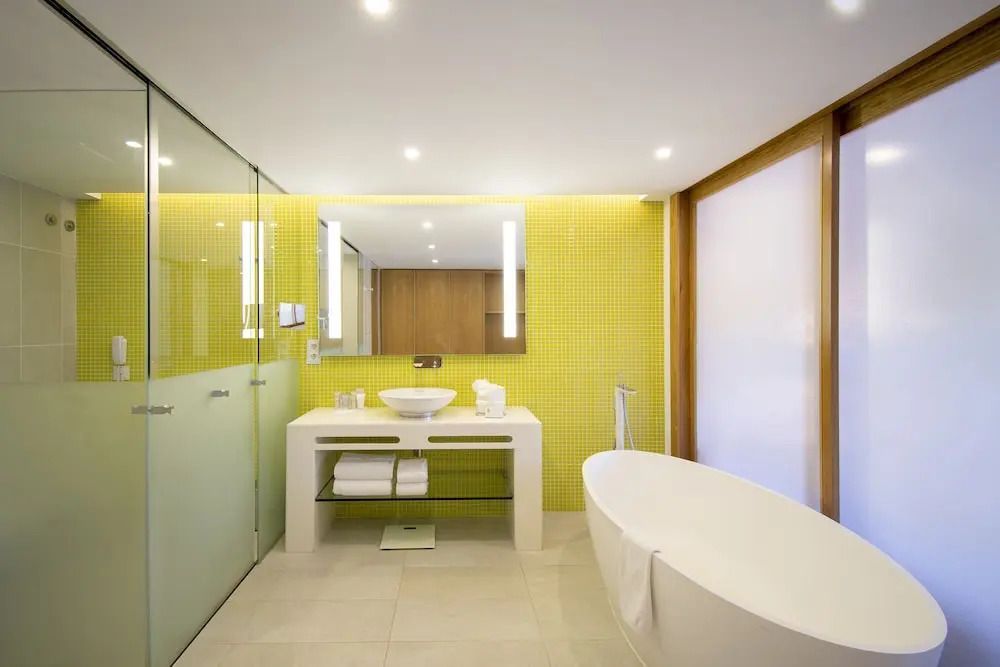 Geräumiges Badezimmer mit freistehender Badewanne und modernen Armaturen.
