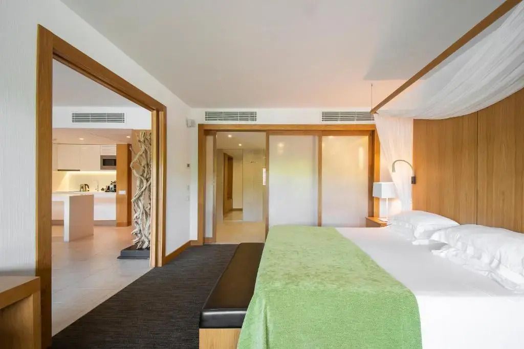 Elegantes Schlafzimmer der Superior Suite mit großem Bett und sanfter Beleuchtung