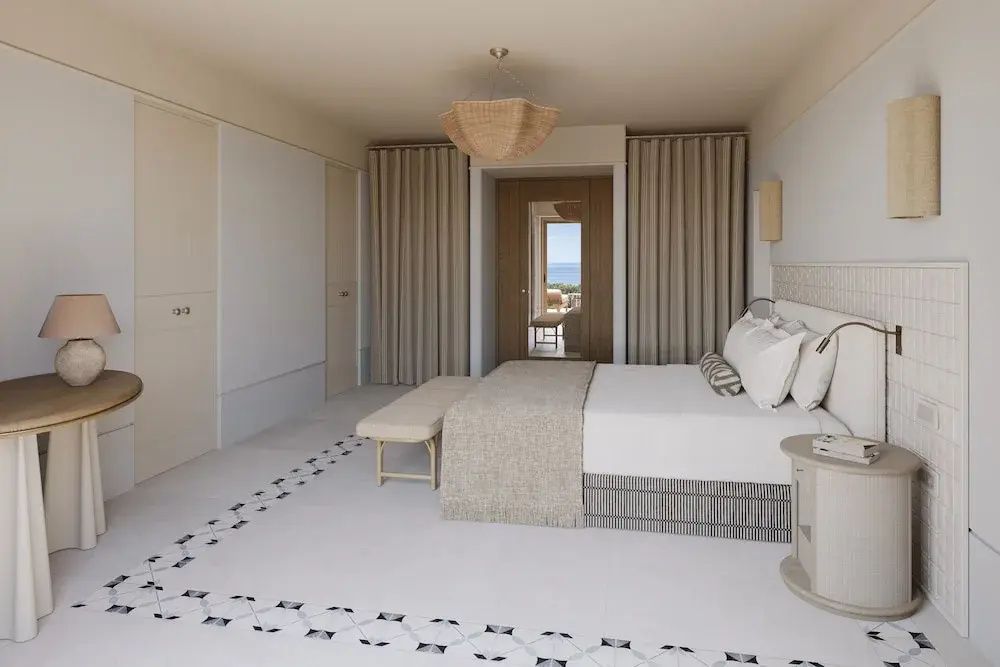 Große Suite mit einem King-Size-Bett und stilvoller Einrichtung, Meerblick vom Fenster