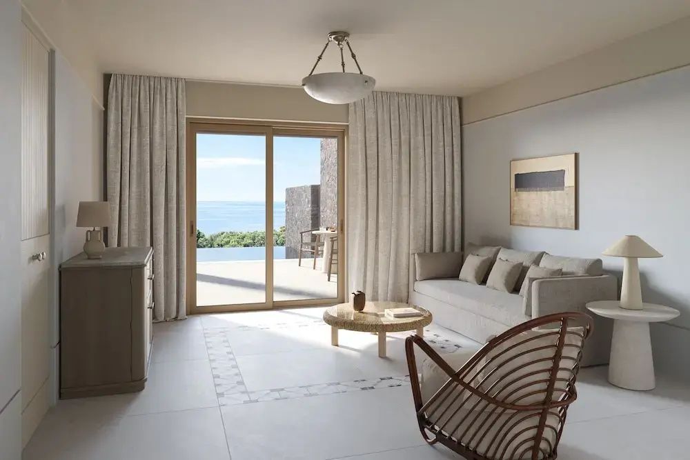 Helle Suite mit modernem Interieur und Meerblick von der Terrasse