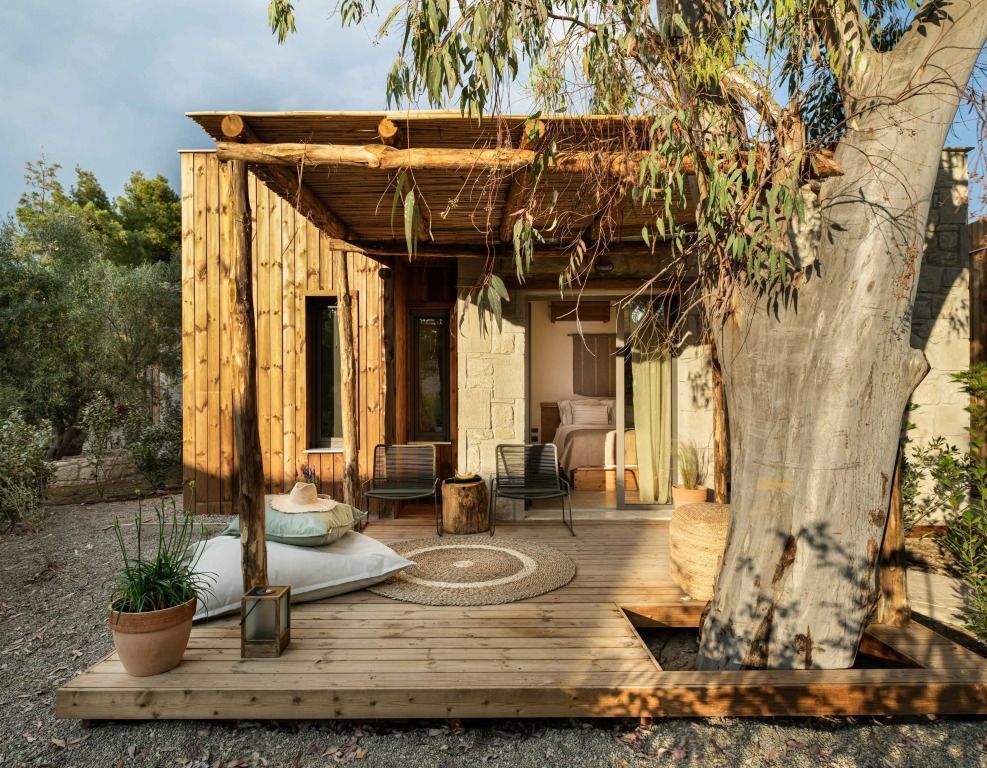 Holzterrasse mit Sitzgelegenheiten und üppiger Vegetation