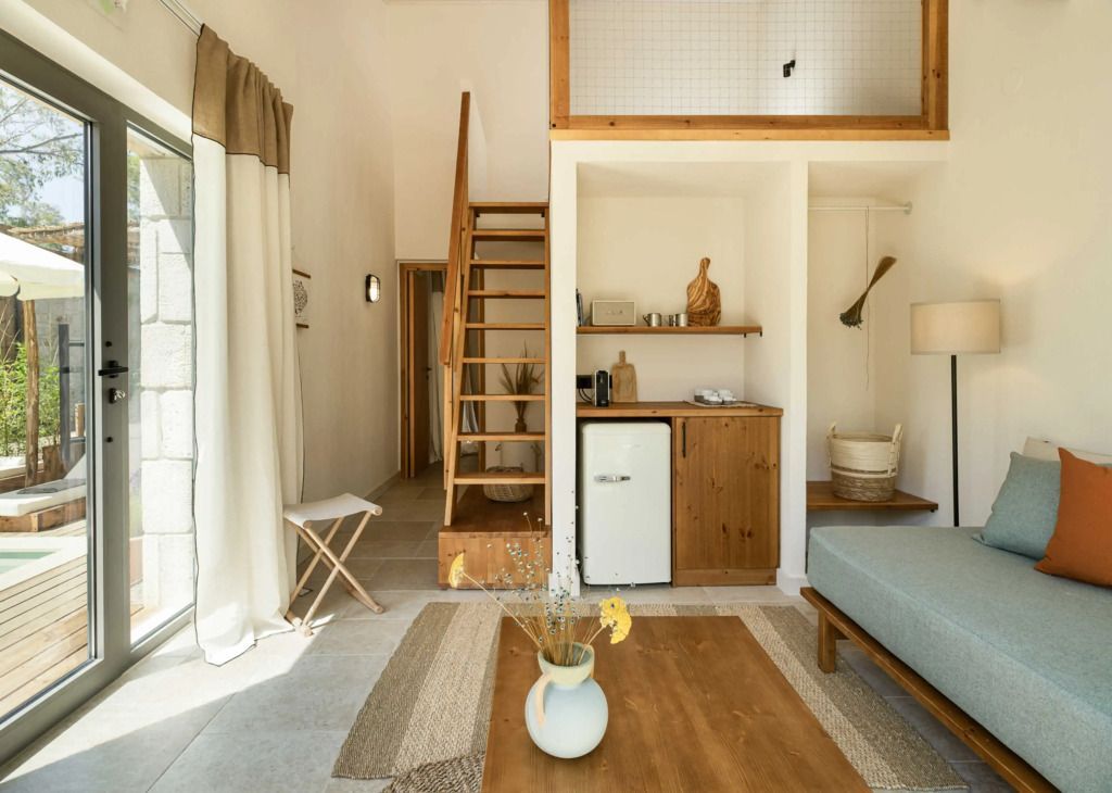 Innenraum mit Holztreppe und gemütlicher Sitzgelegenheit