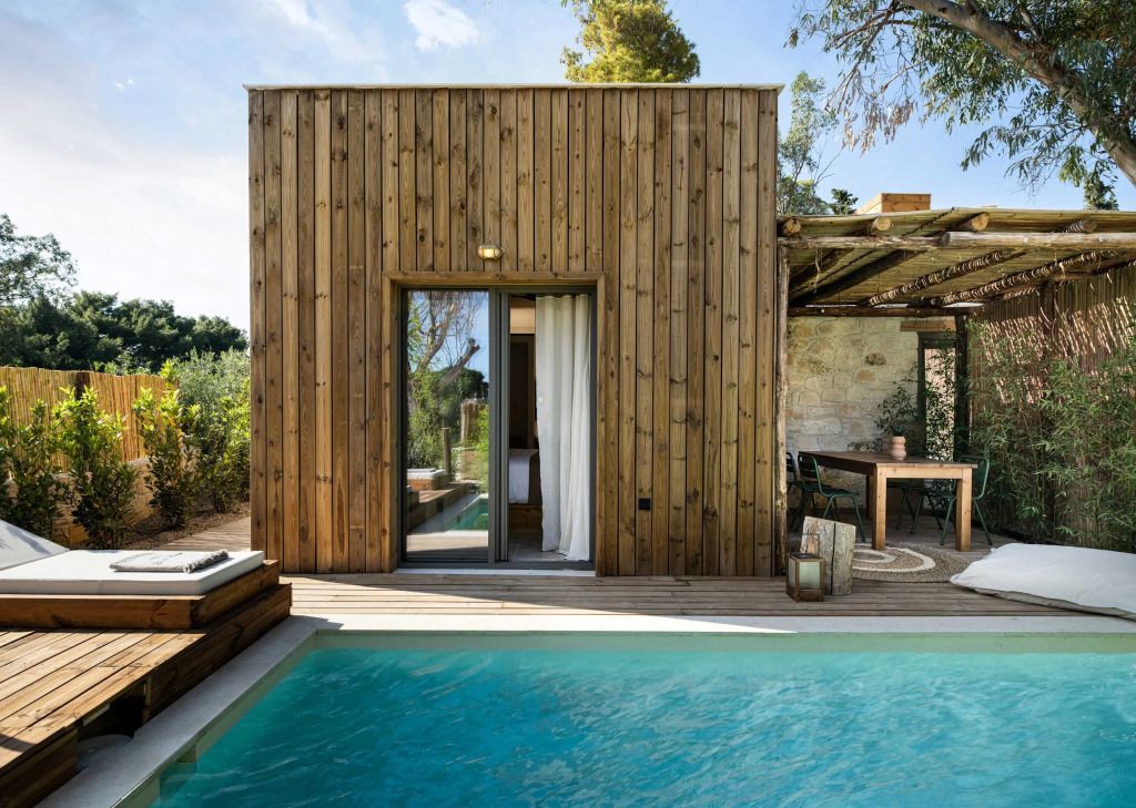 Privater Pool neben einem modernen Holzhaus