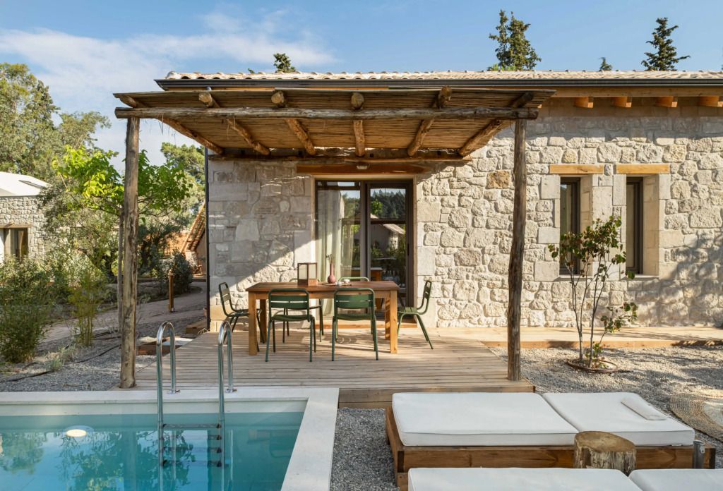 Steinterrasse mit Essbereich und kleinem Pool im Freien