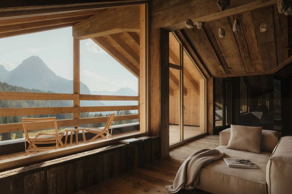 Panoramafenster in einem stilvollen Zimmer mit Bergblick