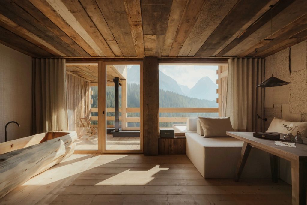 Gemütliches Zimmer mit Holzelementen und Aussicht auf Berge