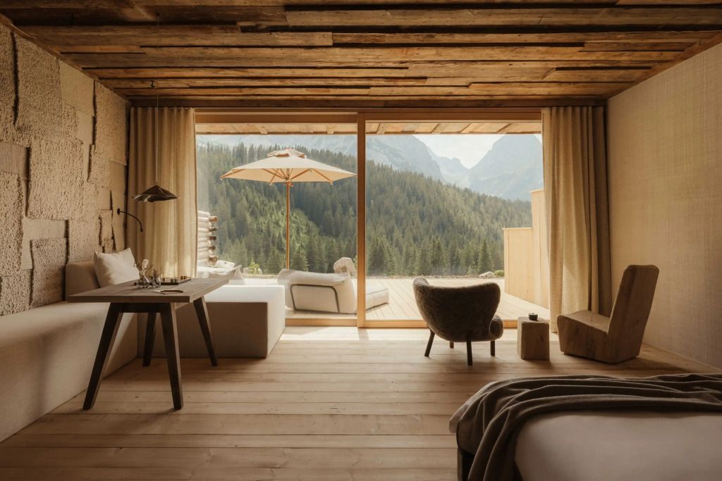 Luxuriöses Zimmer mit Terrasse und Blick auf bewaldete Berge