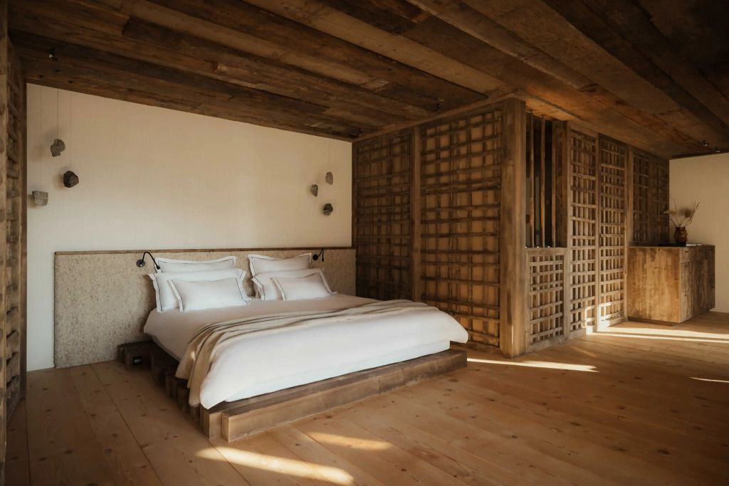 Geräumiges Schlafzimmer mit edlem Holzdekor und großem Bett