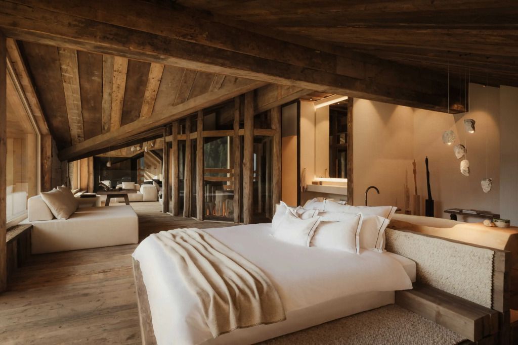 Schönes Schlafzimmer mit rustikalem Holzdesign und freistehender Badewanne