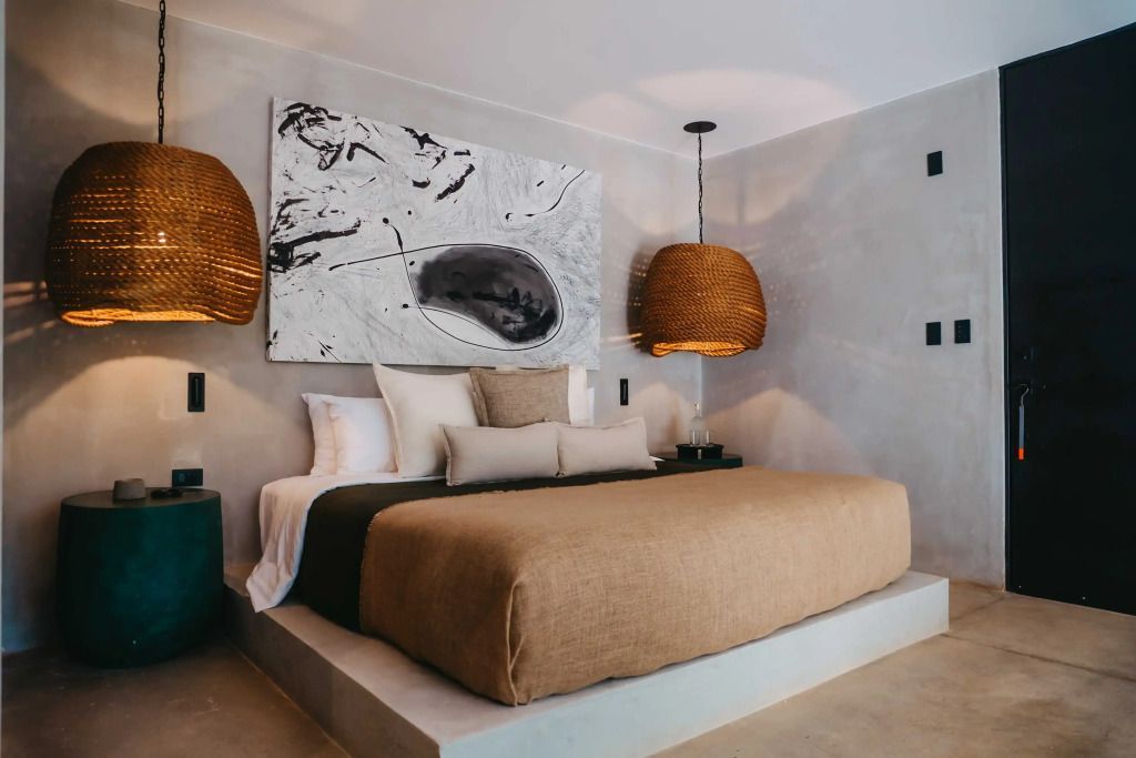 Luxuriöses Schlafzimmer in warmen Erdtönen mit eleganter Wandkunst und gemütlicher Beleuchtung.