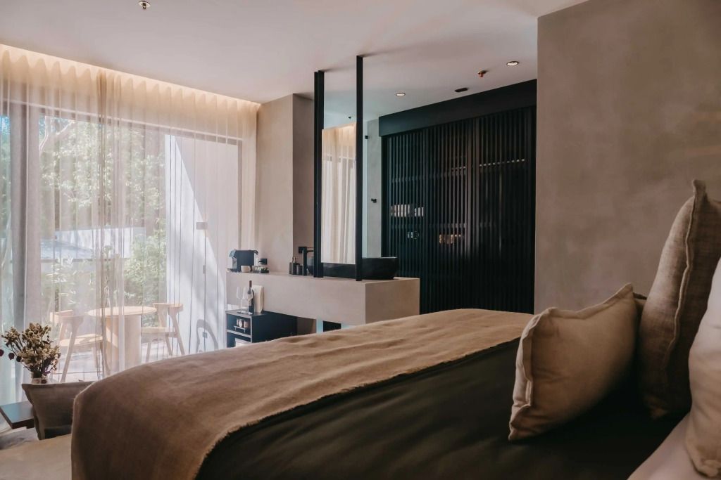Modernes Schlafzimmer mit Blick auf Terrasse und stylischer Innengestaltung.