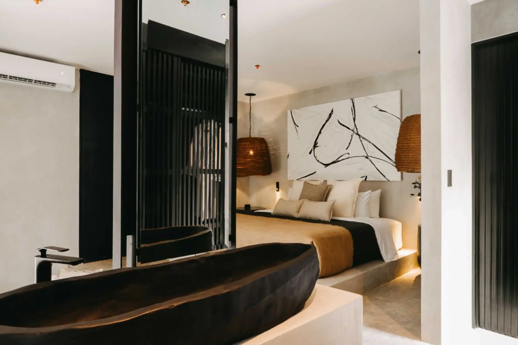 Schickes Schlafzimmer mit modernem Design, großem Bett und dezenter Dekoration.