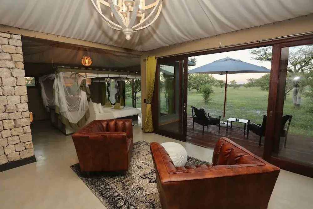 Gemütliche Lounge im Premium Chalet mit Ledersesseln und offener Terrasse