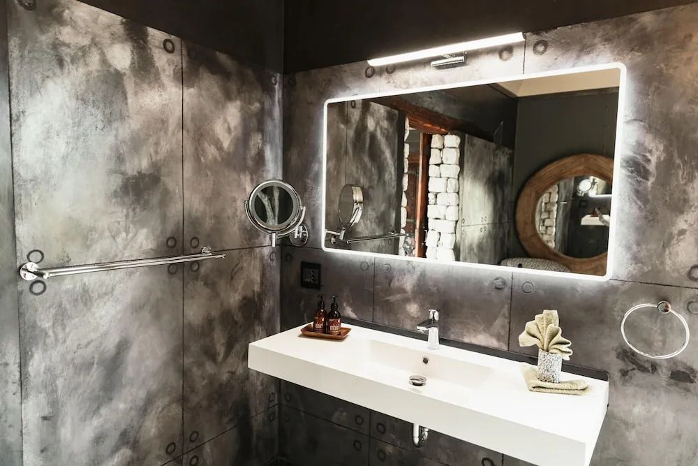 Modernes Badezimmer im Premium Chalet mit stilvollem Waschbecken und Spiegel