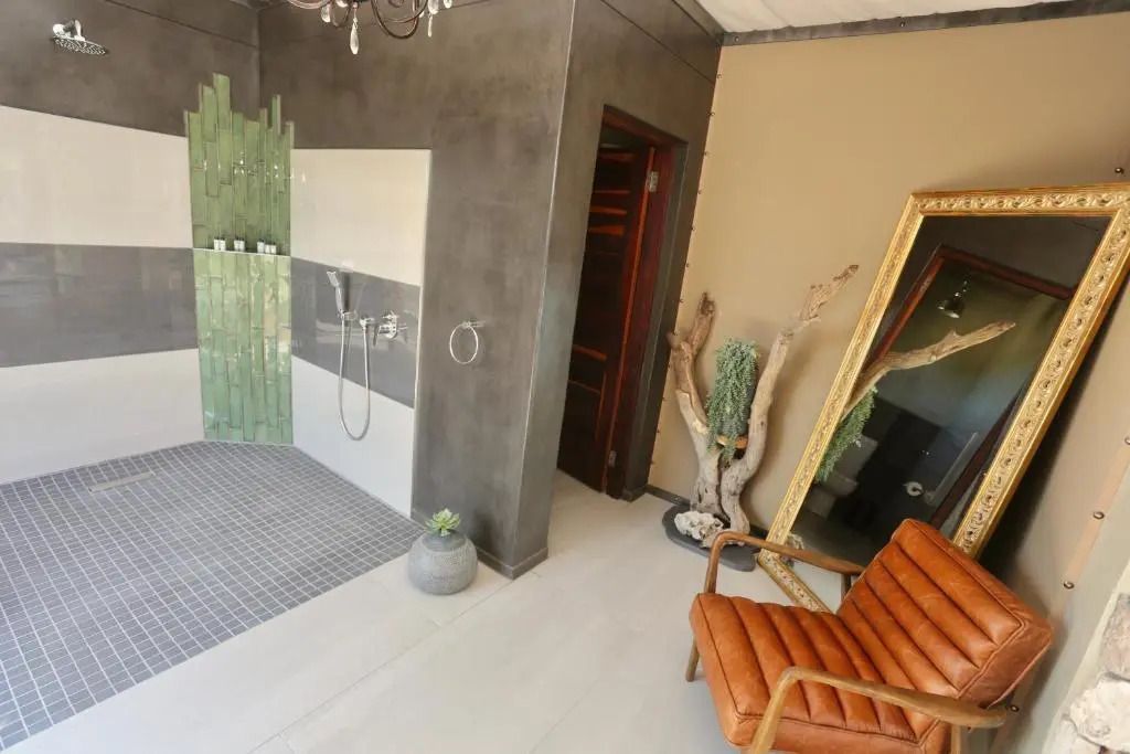 Modernes Badezimmer mit stilvollen Details und Dekorationen