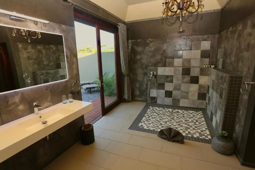 Geräumige Dusche in einem stilvollen Badezimmer mit Mosaikfliesen