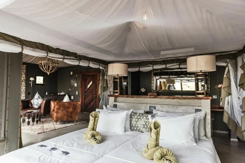 Luxuriöses Schlafzimmer mit Baldachin und stilvoll dekoriertem Doppelbett