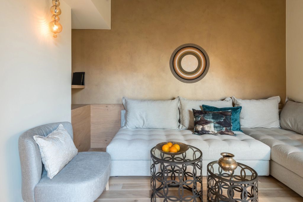 Elegante Sitzecke in der Executive Suite mit moderner Dekoration und warmen Farben.