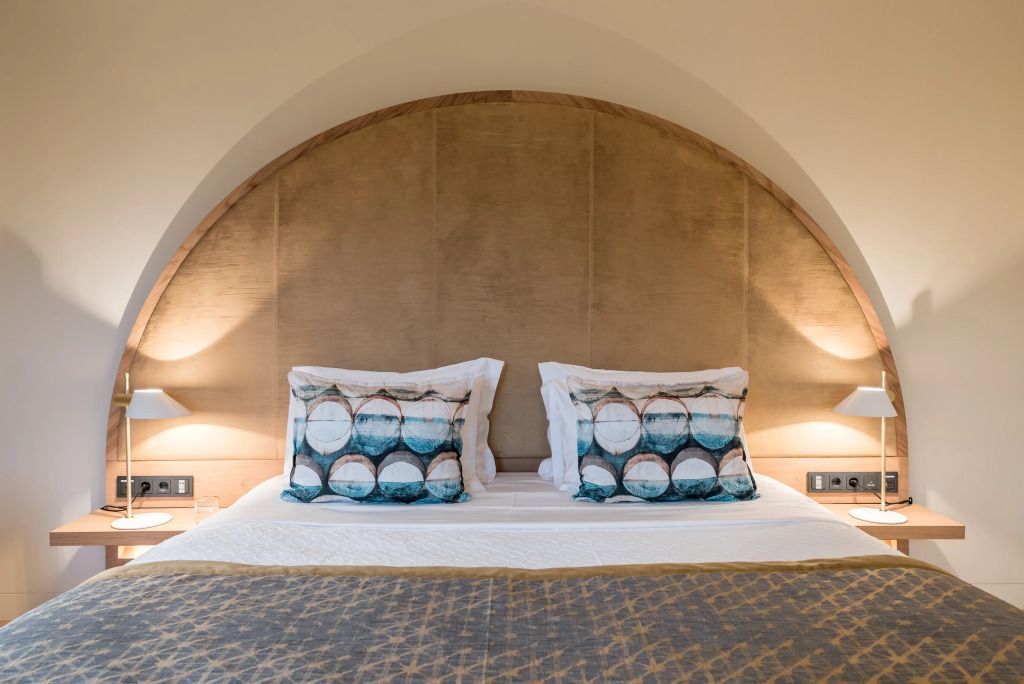 Luxuriöses Doppelbett mit dekorativem Kopfteil in der Executive Suite des Euphoria Retreat.