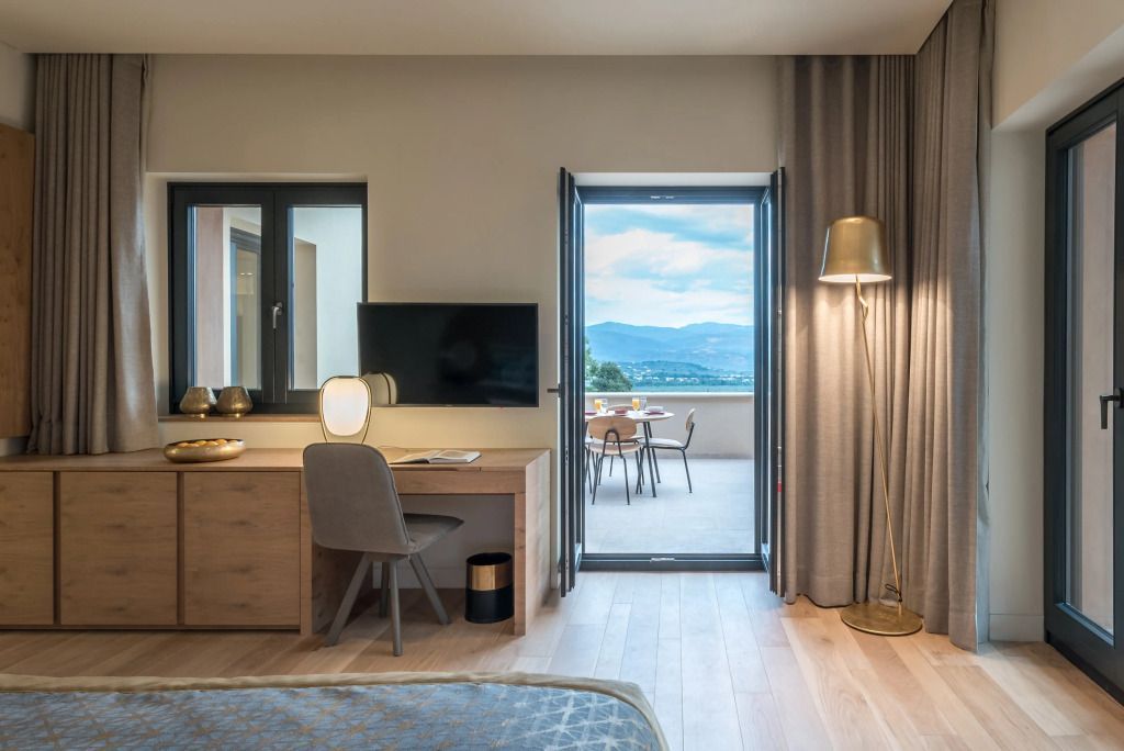 Weitläufiger Balkon der Executive Suite mit spektakulärem Ausblick auf die Landschaft.